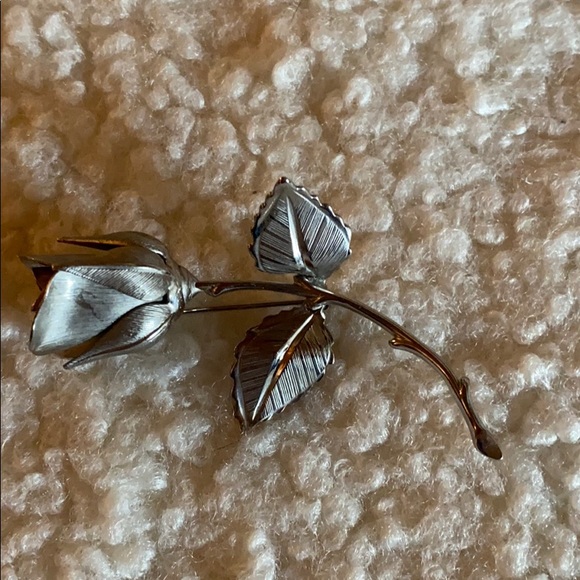 Vintage Giovanni silver tone rosebud flower brooch - Picture 2 of 9
